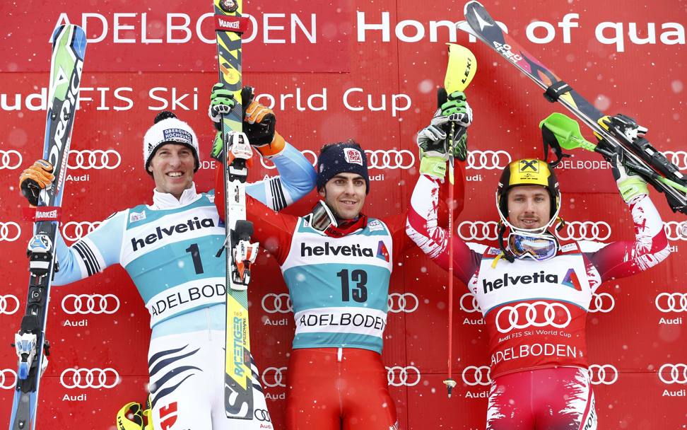 Coppa del mondo di sci di Adelboden, slalom maschile L’italiano Stefano Gross celebra la vittoria sul podio con il secondo classificato, il tedesco Fritz Dopfer e il terzo classificato, l’austriaco Marcel Hirscher (REUTERS)